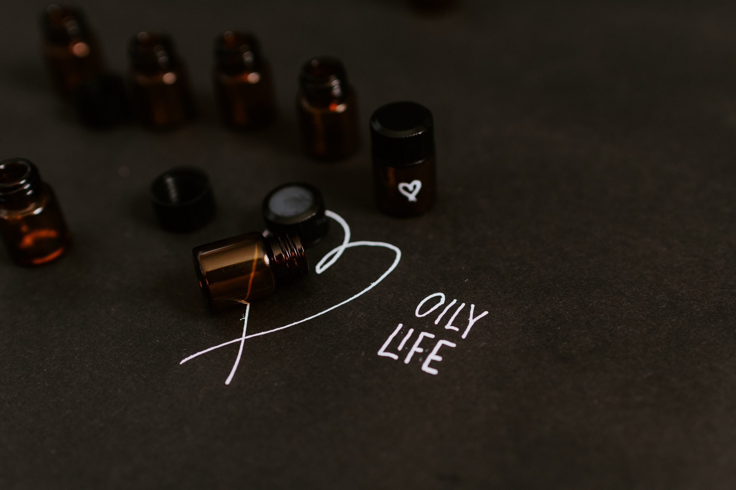 Oily life sample eo bottles kelly-sikkema-6lrurg3UAes-unsplash